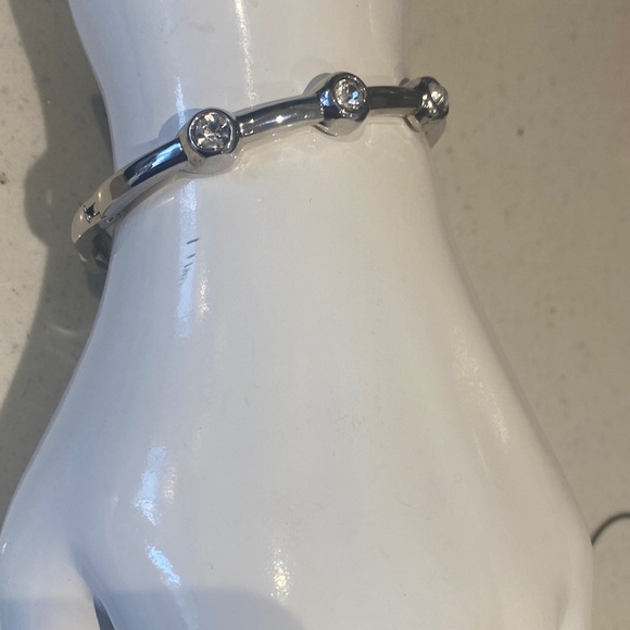 Elegant Silver Bracelet With 6 Crystal Stone. - Picture 3 of 7